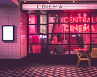 美剧《异星孤旅》海报，科幻生存题材